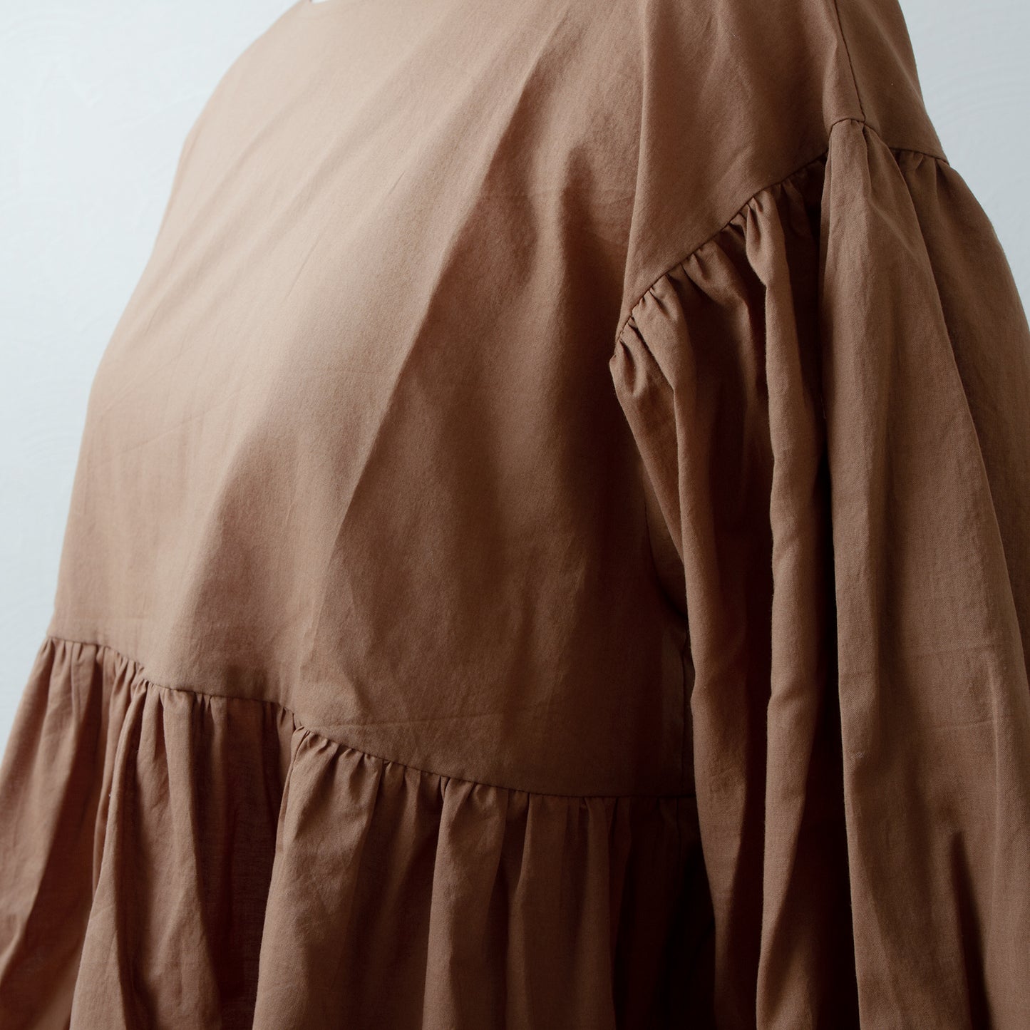 Tiered 2-Way Blouse with an Adult-Cute Ribbon Tie at the Back / Camel
