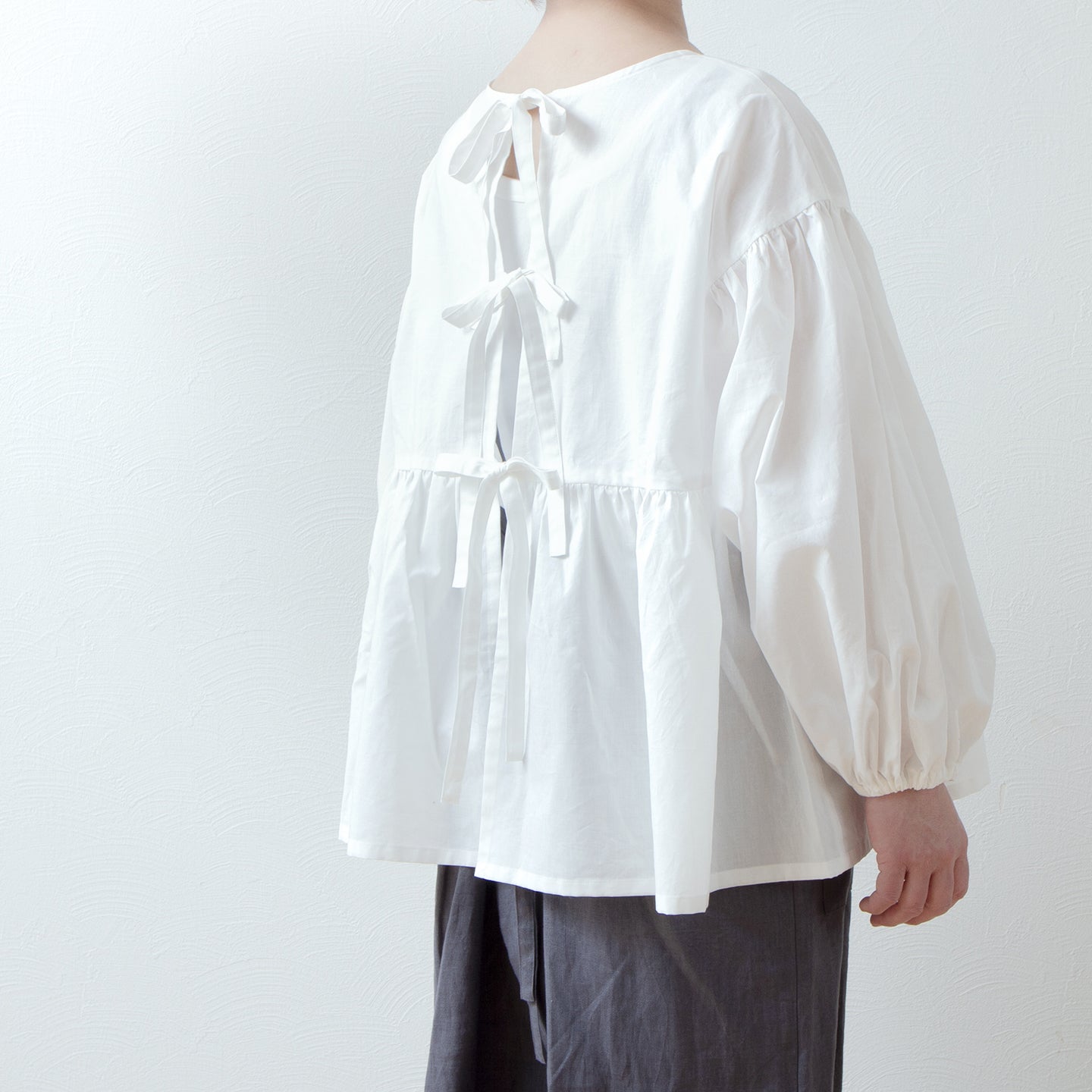 バックのリボンタイが大人かわいいティアード2WAYブラウス/オフホワイト