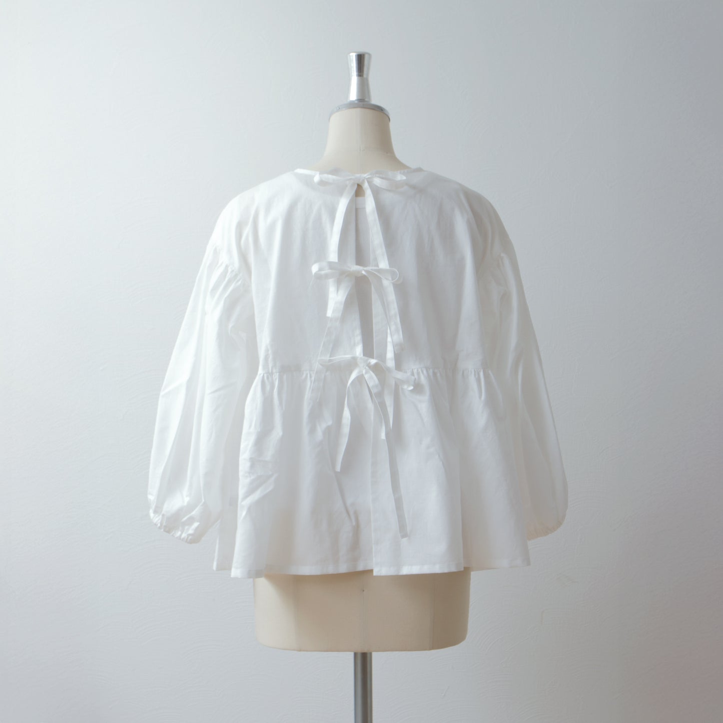 バックのリボンタイが大人かわいいティアード2WAYブラウス/オフホワイト