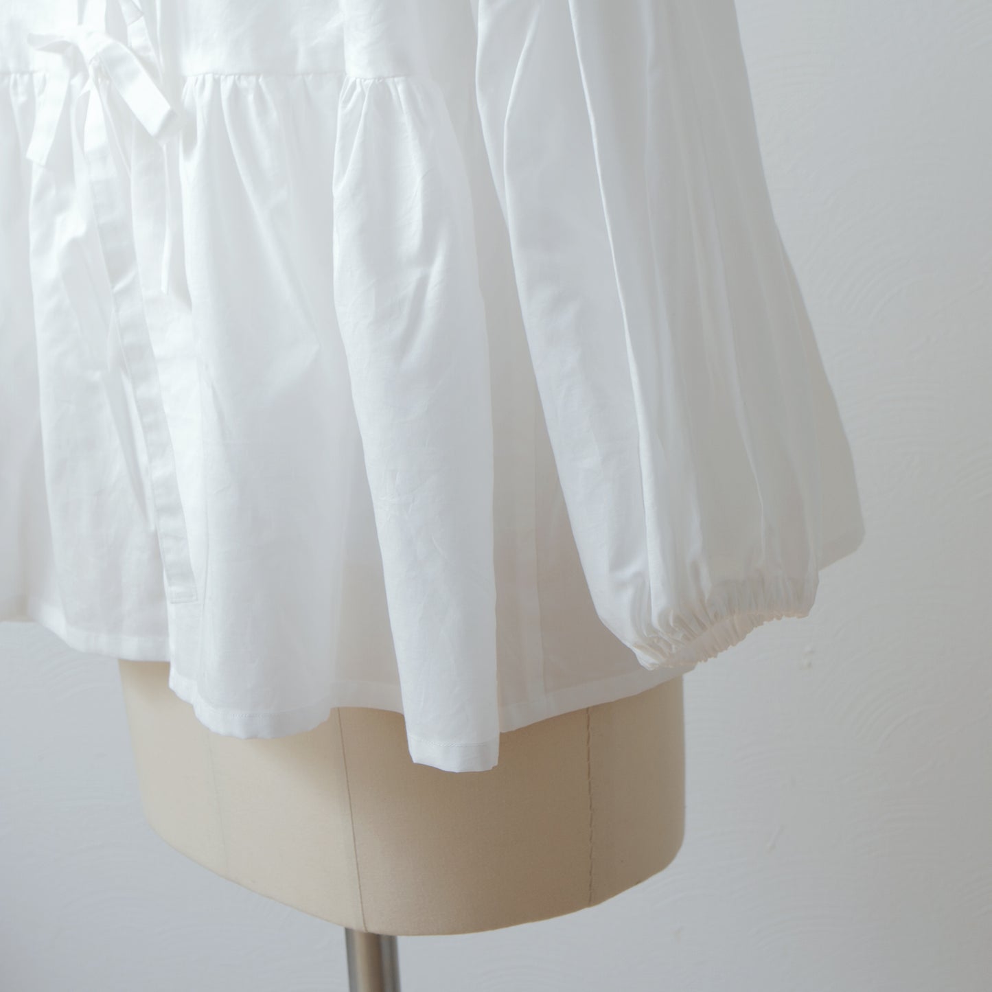 バックのリボンタイが大人かわいいティアード2WAYブラウス/オフホワイト