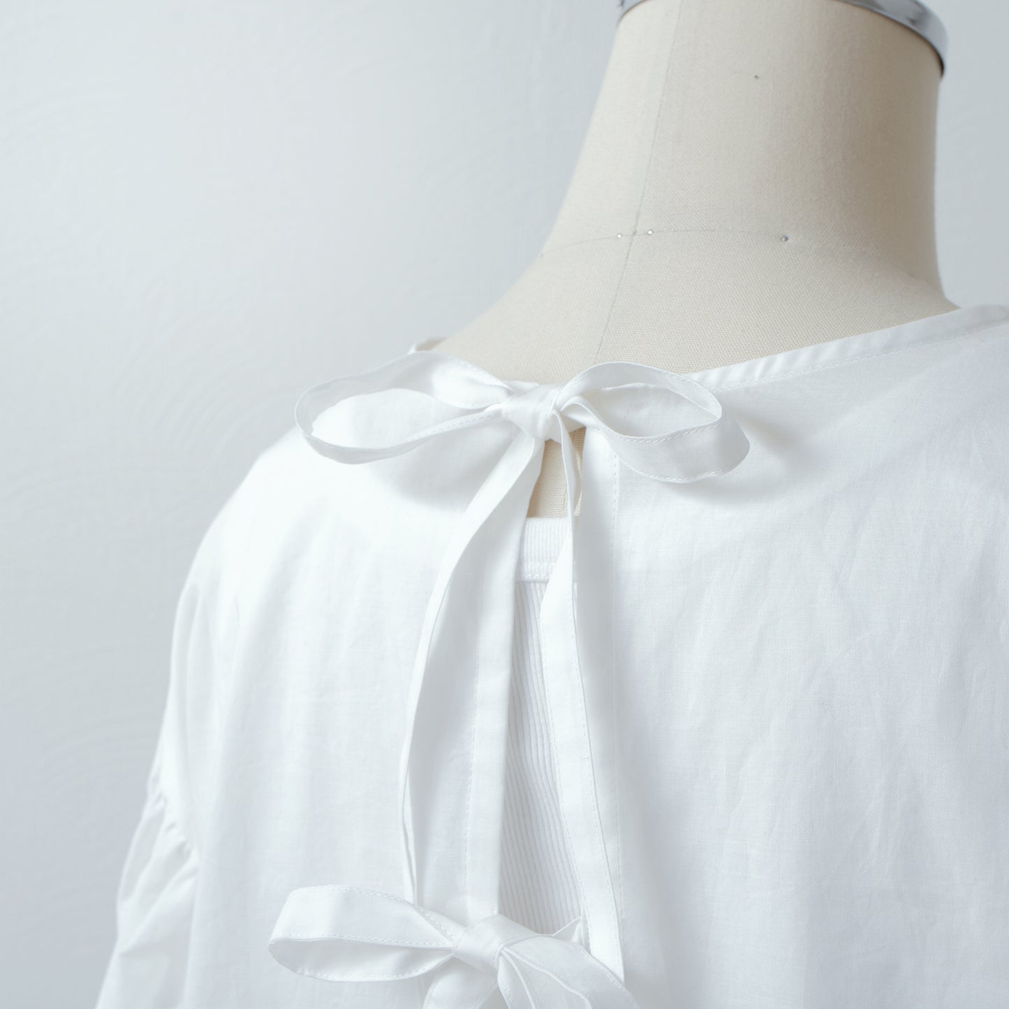バックのリボンタイが大人かわいいティアード2WAYブラウス/オフホワイト