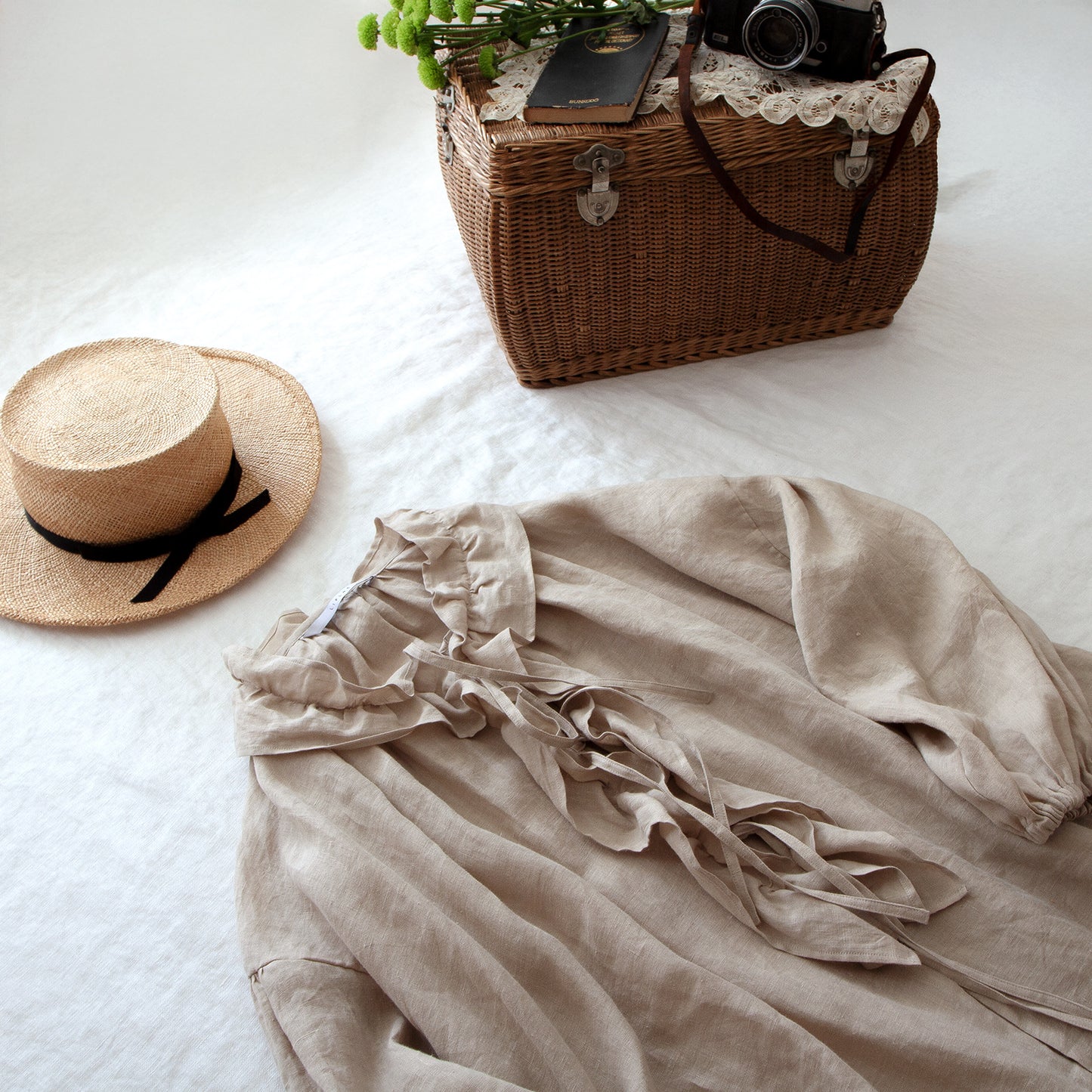 Yoke Layer Gathered Sleeve Linen Dress/Black