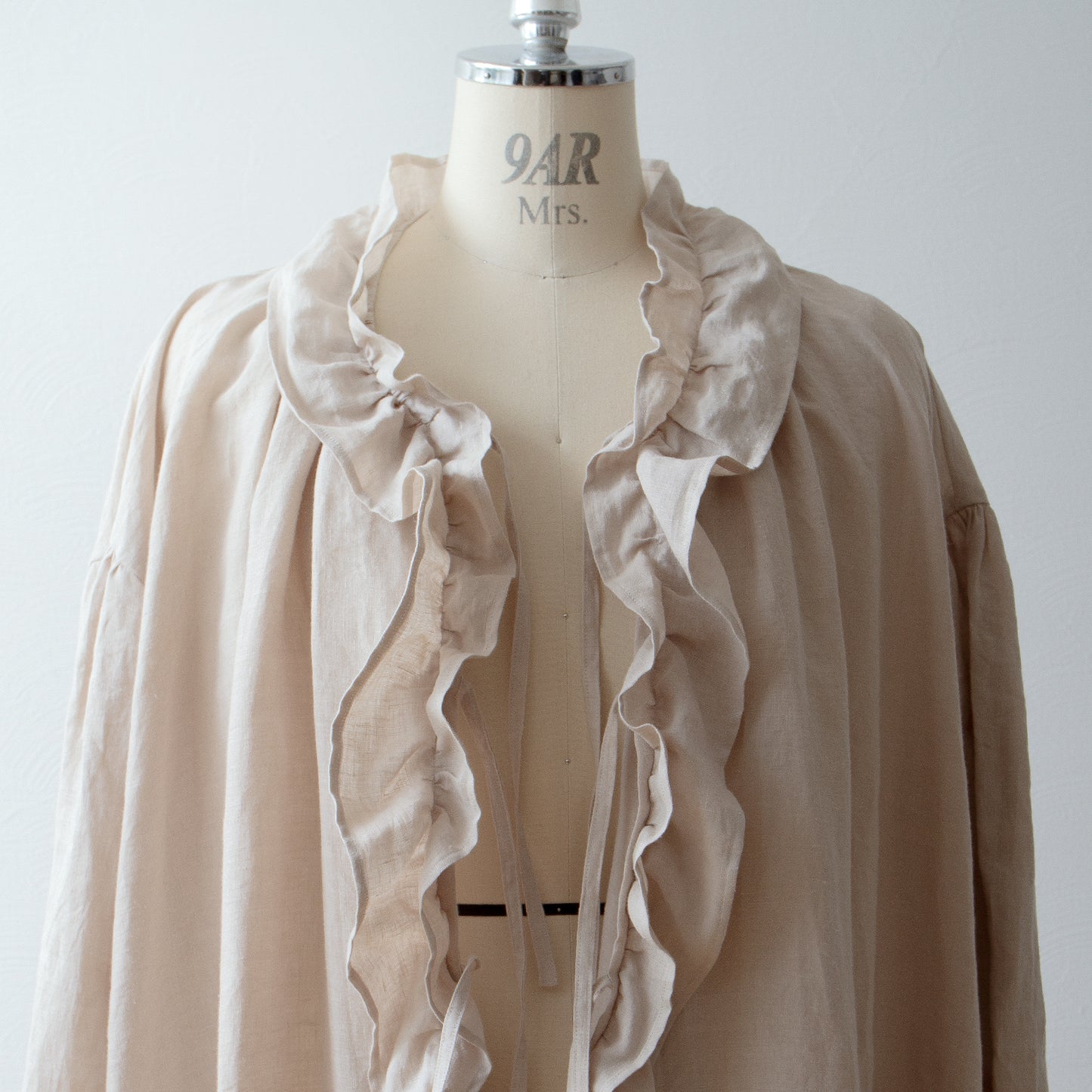 Yoke Layer Gathered Sleeve Linen Dress/Black