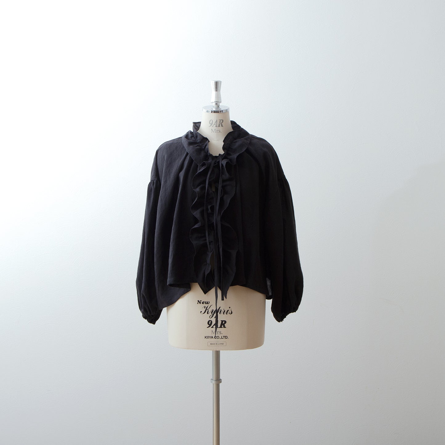 Yoke Layer Gathered Sleeve Linen Dress/Black