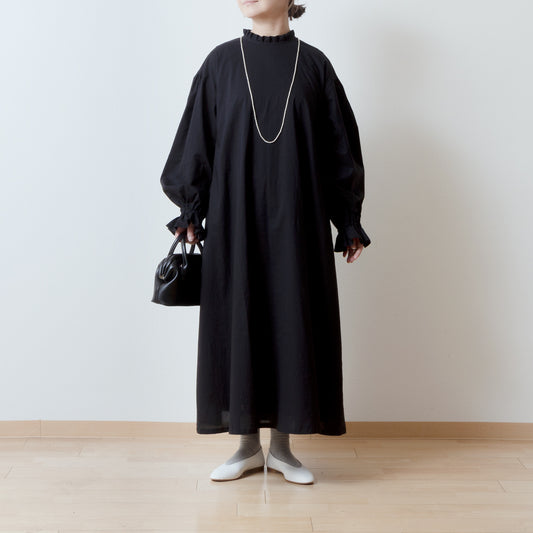 優雅的褶邊領 *非常適合儀式* 背扣褶皺袖 A 字型棉質連身裙/黑色