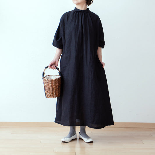 法國亞麻 A 字形連身裙,寬大的袖子和包住的後背紐扣,營造出成熟可愛的外觀 / 黑色