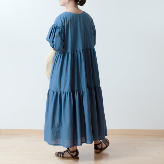 可愛成熟的分層兩用連身裙,具有大量褶皺和 5/8 袖/藍色