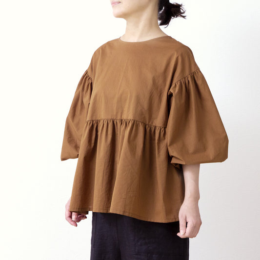 可愛成熟的層疊兩用襯衫,褶皺豐富 / 駝色